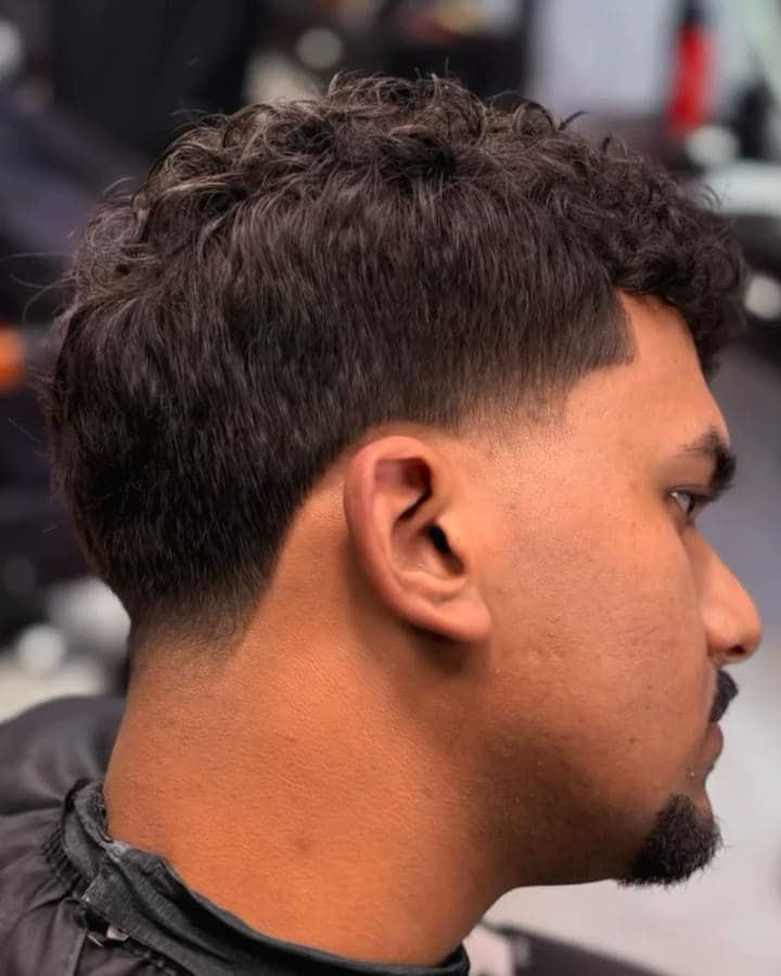 Corte texturizado com degradê na lateral, visto de lado
